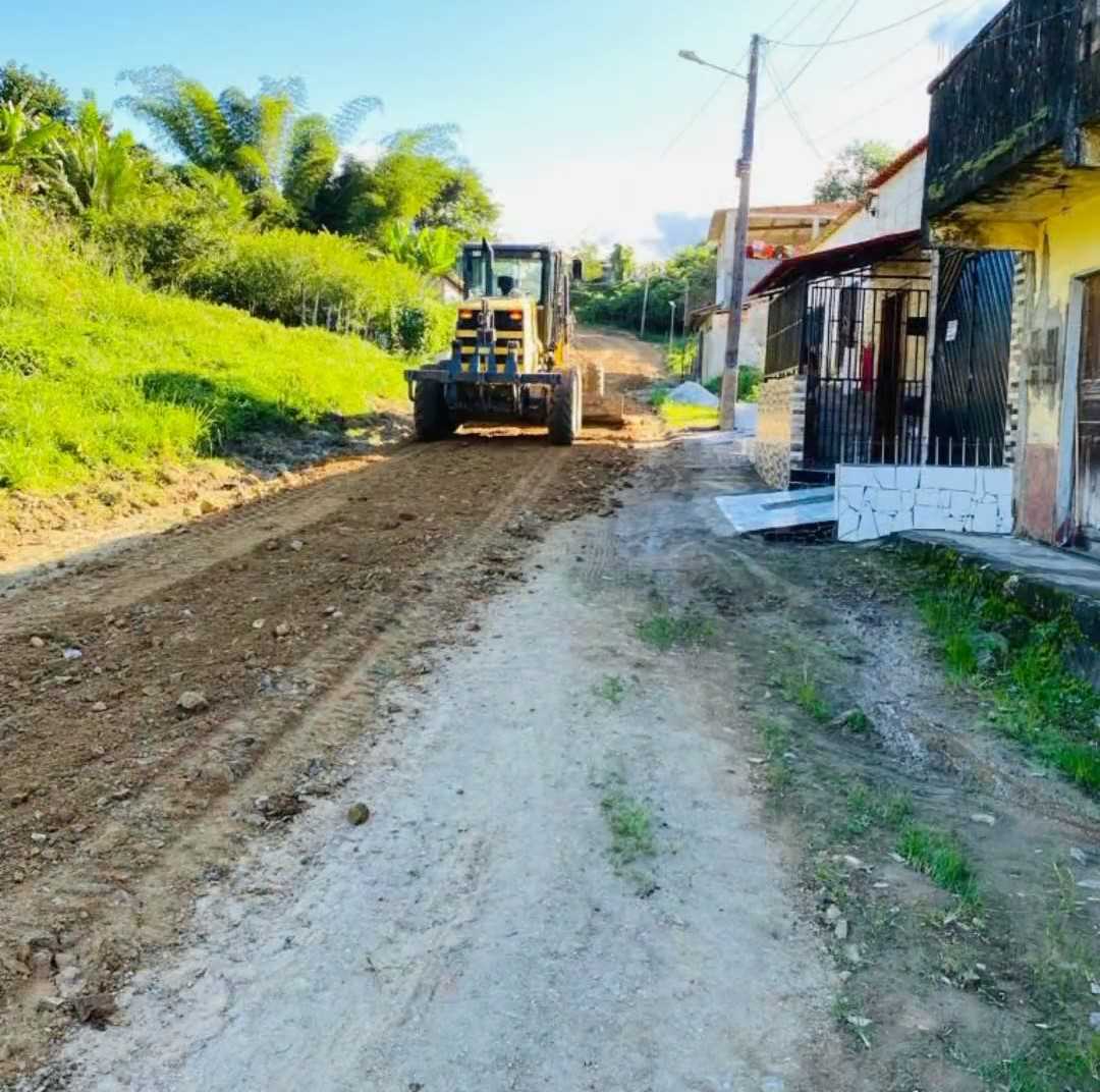 Camacã: A Prefeitura segue com recuperação de ruas e intensifica serviços de cascalhamento.

